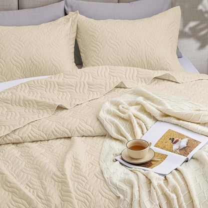 Love's cabin King Size Quilt Bedding Set Camel Bedspreads - Bed Summer Lightweight Bedspread Comforter - Wave Pattern Bedding Coverlet for All Season - 3 Pieces (1 Quilt, 2 Pillow Shams)