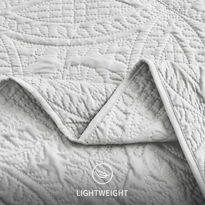 Love's cabin California King Size Quilt Bedding Set Light Grey Bedspreads - Cal King Summer Lightweight Bedspread Comforter - Coin Pattern Coverlet for All Season - 3 Pieces (1 Quilt, 2 Pillow Shams)
